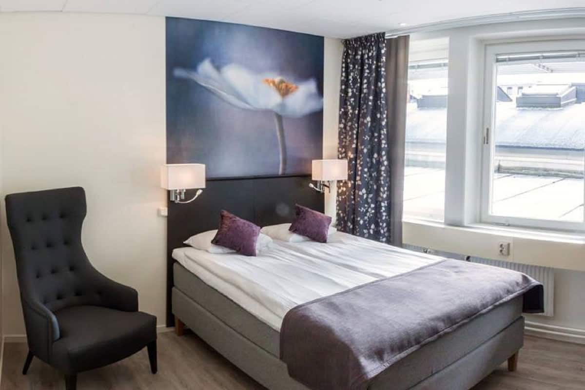 Tweepersoonskamer | Een bureau, een strijkplank/strijkijzer, gratis wifi, beddengoed