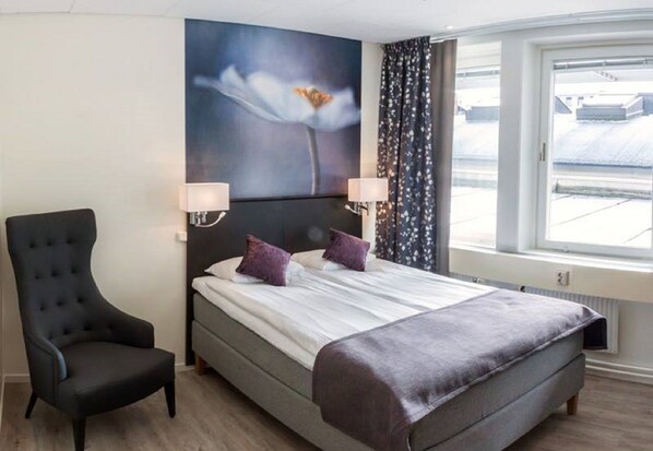 Habitación doble | Escritorio, tabla de planchar con plancha, wifi gratis y ropa de cama 