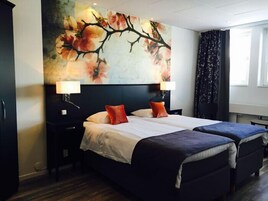 Habitación doble | Escritorio, tabla de planchar con plancha, wifi gratis y ropa de cama