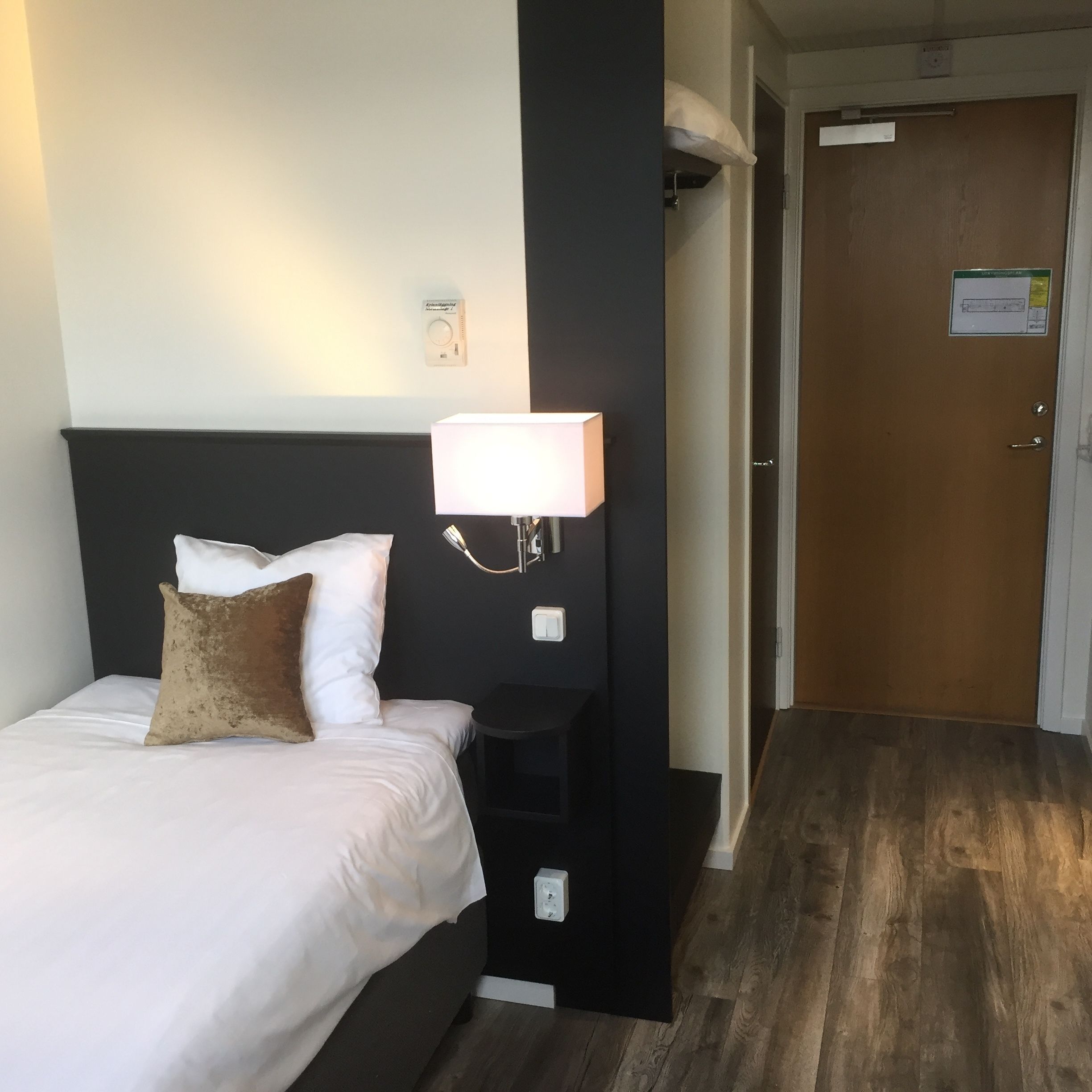 single room | desk, iron/ironing board, free wifi, bed sheets