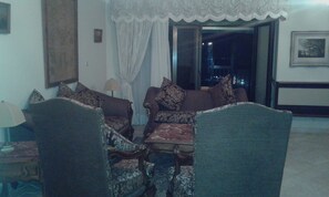 Dúplex Deluxe, 3 habitaciones, vista al mar (No. 151) | Área de sala de estar | Televisión de pantalla plana de 40 pulgadas con canales vía satélite 