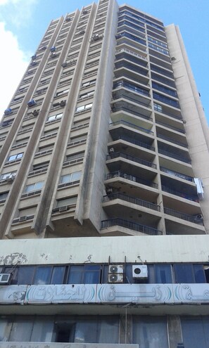 Vista frontal de la propiedad