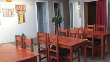 每日供应欧陆式早餐(每人 USD 4.00)