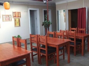 Daily continental breakfast (USD 4.00 per person)