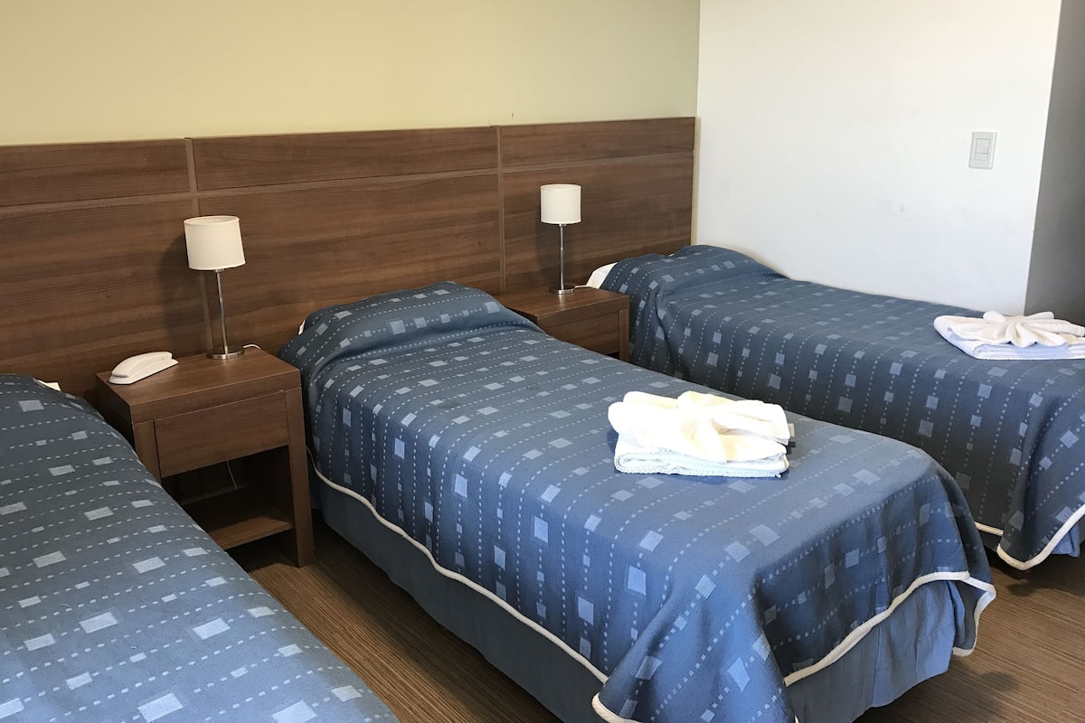 Coffres-forts dans les chambres, bureau, fer et planche à repasser