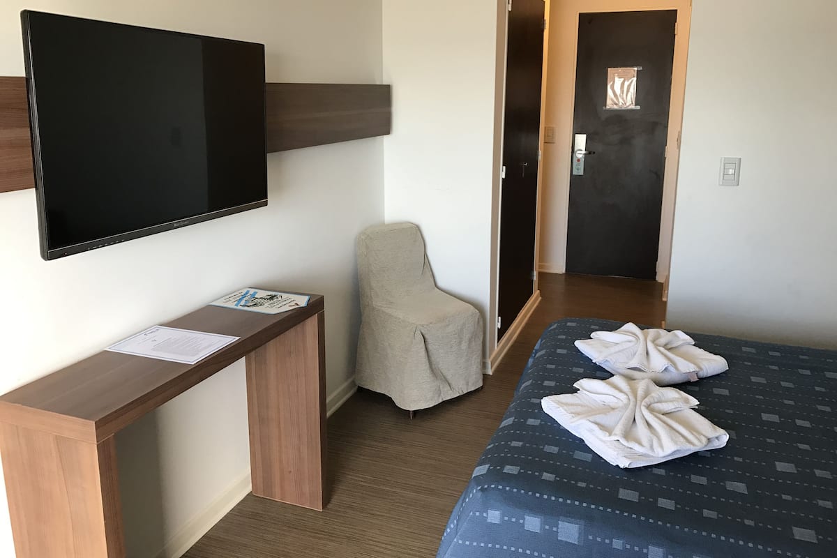 Coffres-forts dans les chambres, bureau, fer et planche à repasser