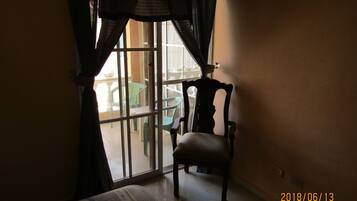 Double Room With Balcony, A/C and Private Bathroom in a Shared Apartment | 房內夾萬、熨斗/熨衫板、摺床/加床 (收費)、免費 Wi-Fi