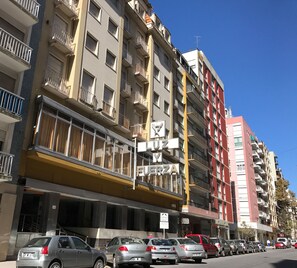 Vista frontal de la propiedad