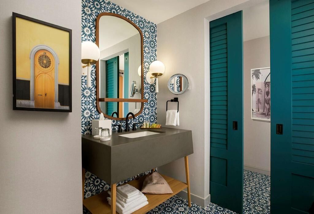 浴室 | 淋浴设施、名牌洗护用品、吹风机、浴袍