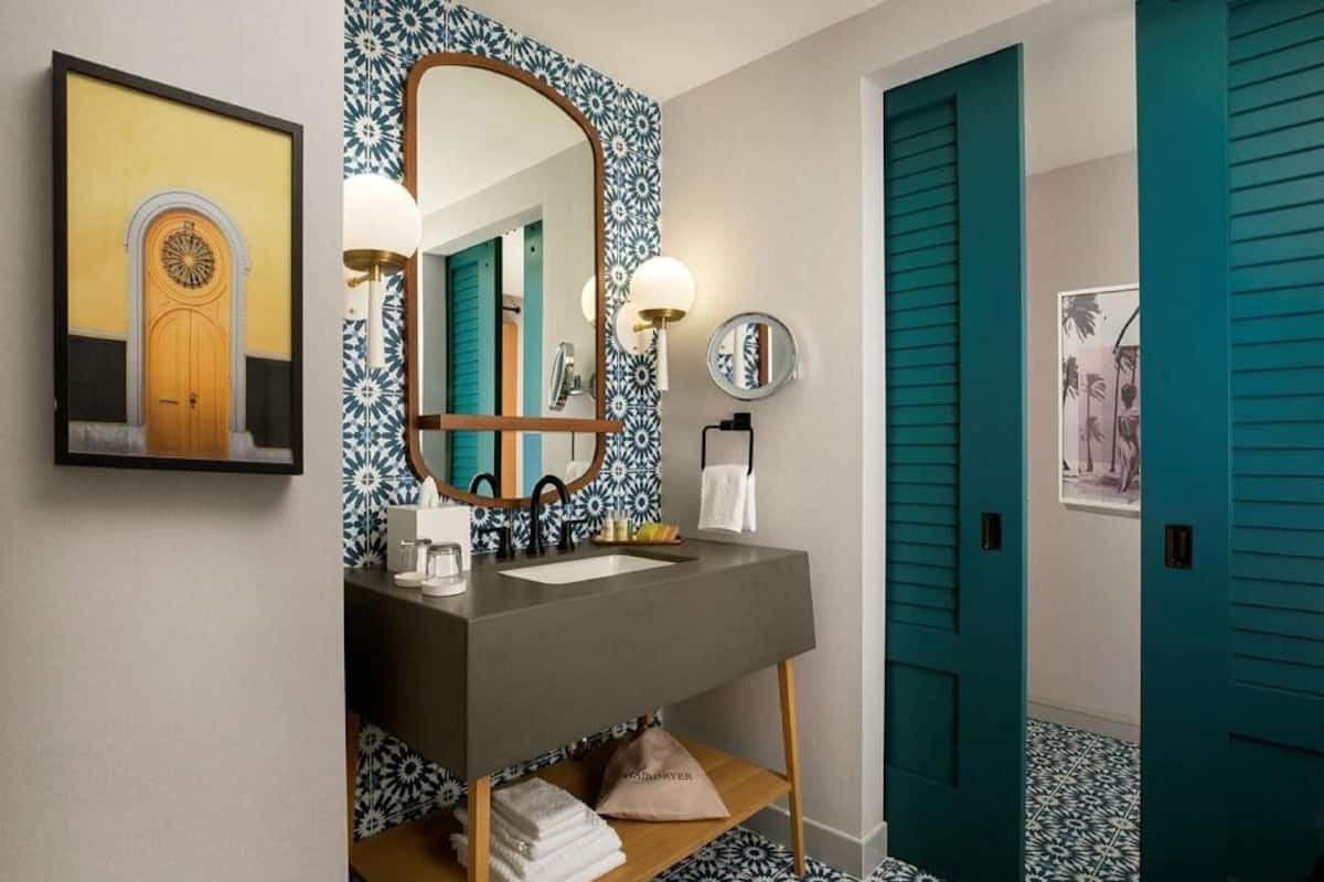 Banheiro | Chuveiro, produtos de toalete de grife, secador de cabelo