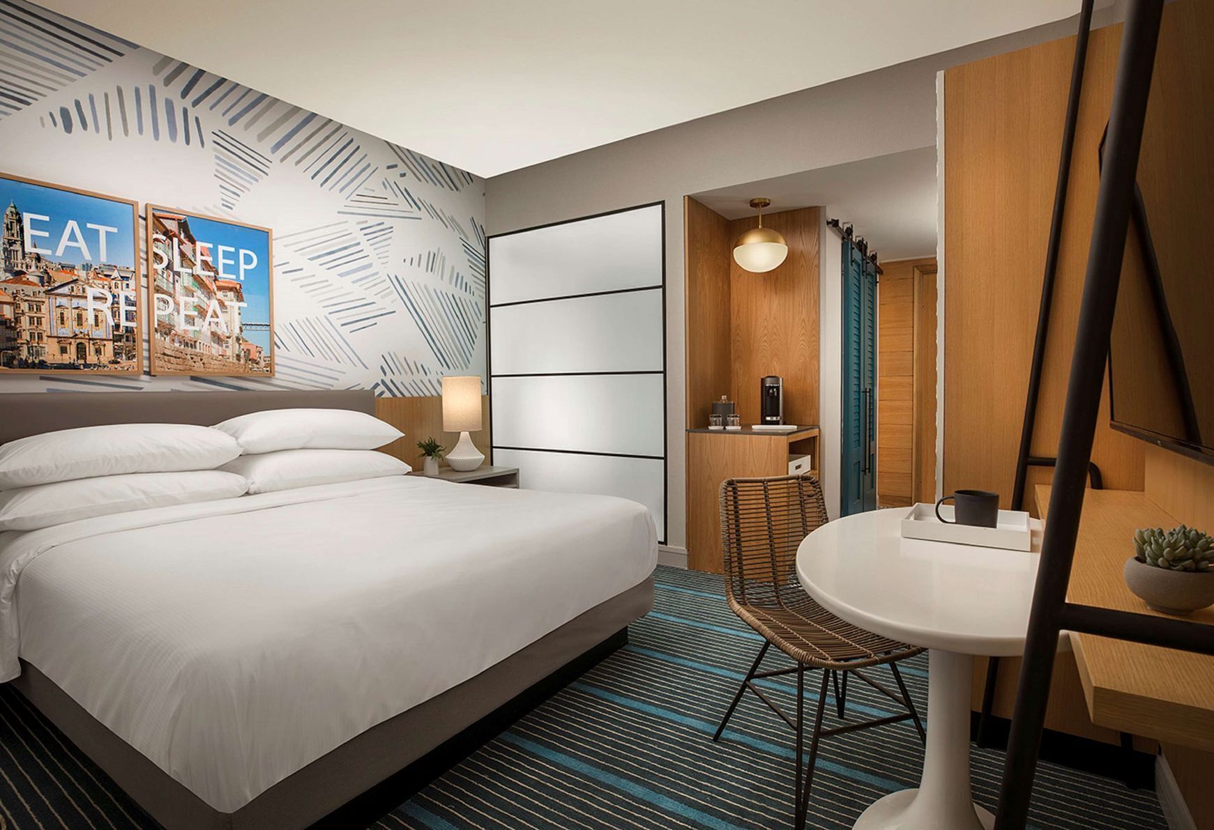 客房内保险箱、办公桌、笔记本电脑工作区  、隔音