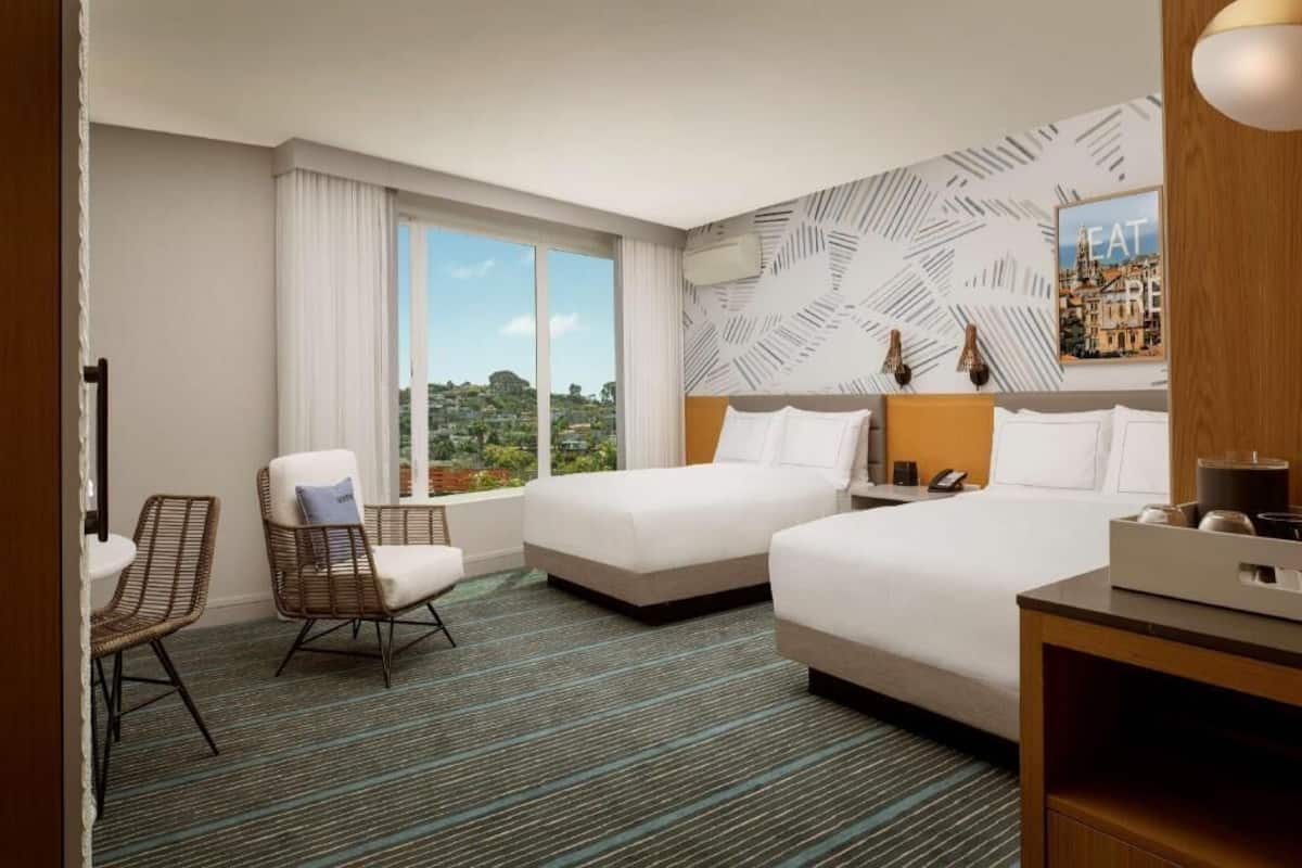 Cofres nos quartos, escrivaninha, espaço de trabalho para notebook