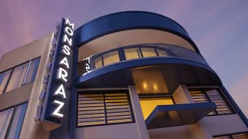 Un edificio moderno con fachada curva y un letrero que dice "MONSARAZ".