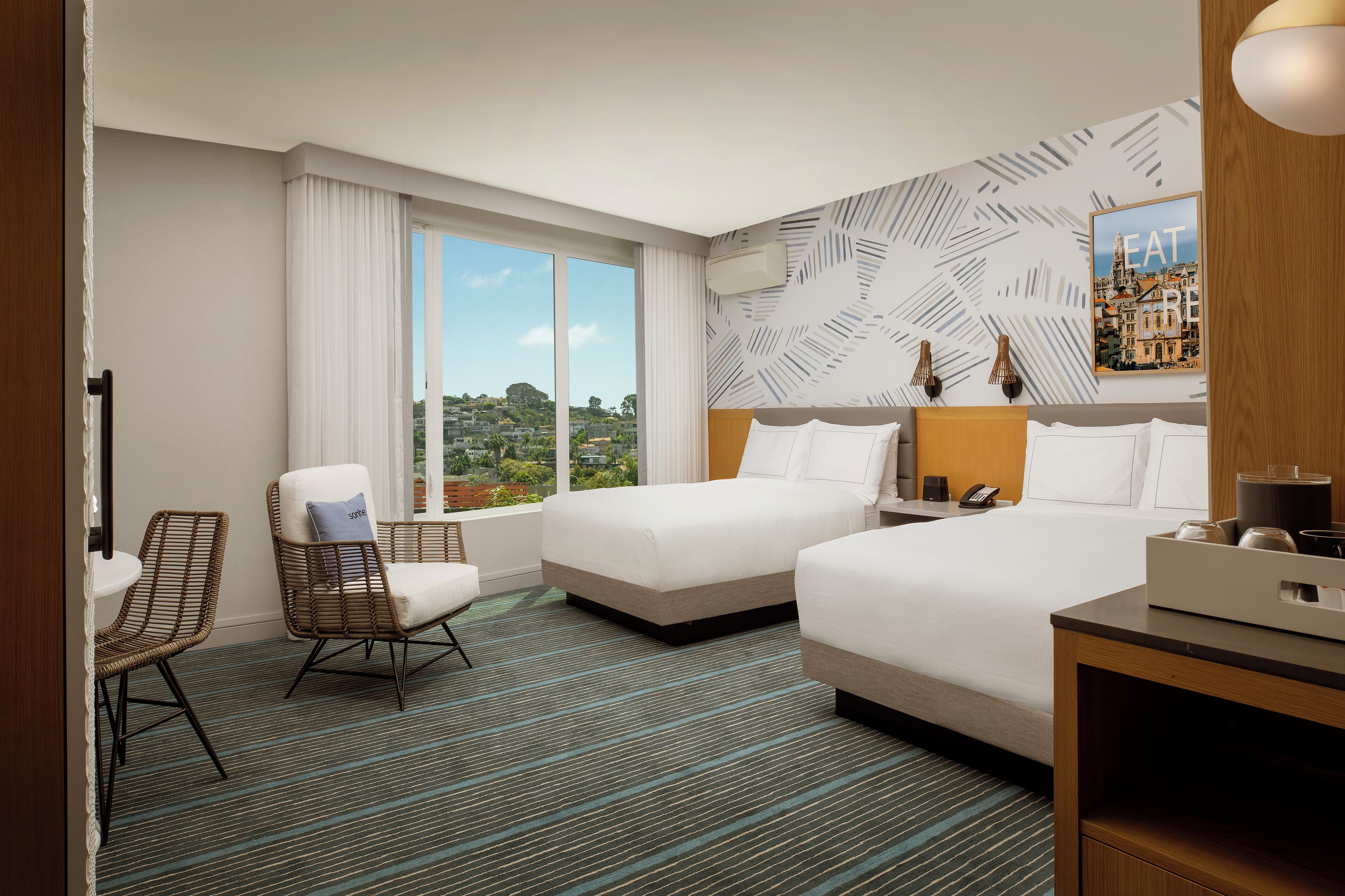 Caja de seguridad en la habitación y escritorio 