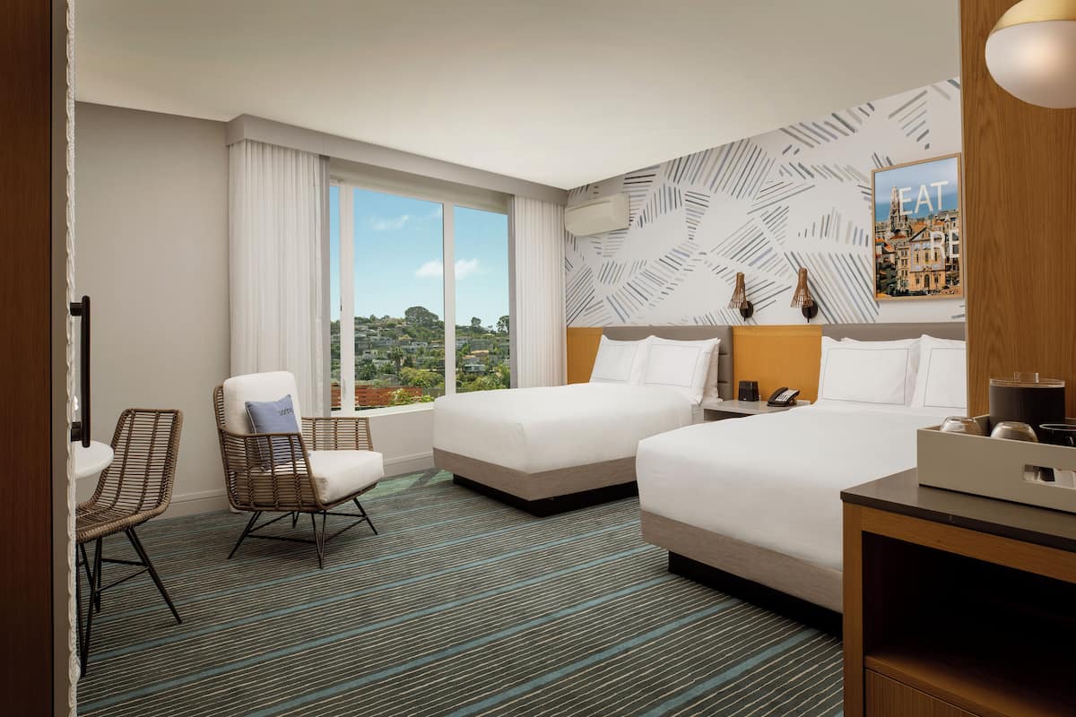 Caja de seguridad en la habitación y escritorio