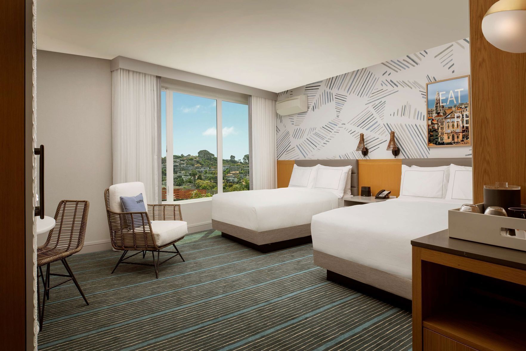 客房内保险箱、办公桌、笔记本电脑工作区、隔音