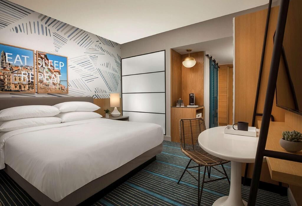 客房内保险箱、办公桌、笔记本电脑工作区、隔音