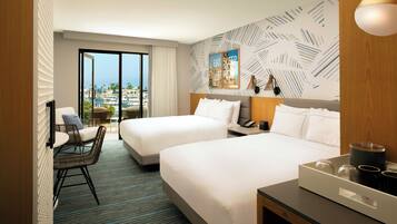 Rom, 2 queensize-senger, balkong | Safe på rommet, skrivebord, skrivebord for bærbar PC og lydisolert