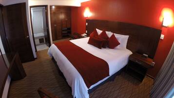 Junior Suite | In-room safe, desk, blackout curtains, iron/ironing board