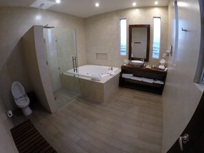 Suite Presidenziale | Bagno | Set di cortesia gratuito, asciugacapelli, asciugamani