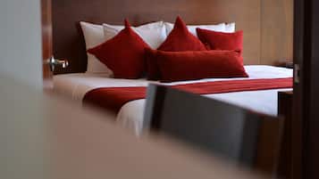 Master Suite | Safe på rommet, skrivebord, blendingsgardiner og strykejern/-brett