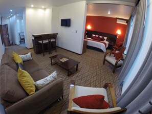 Presidential Suite | Living room | 32-inch plasma TV with satellite channels, TV - HS Hotel (Tepeapulco)