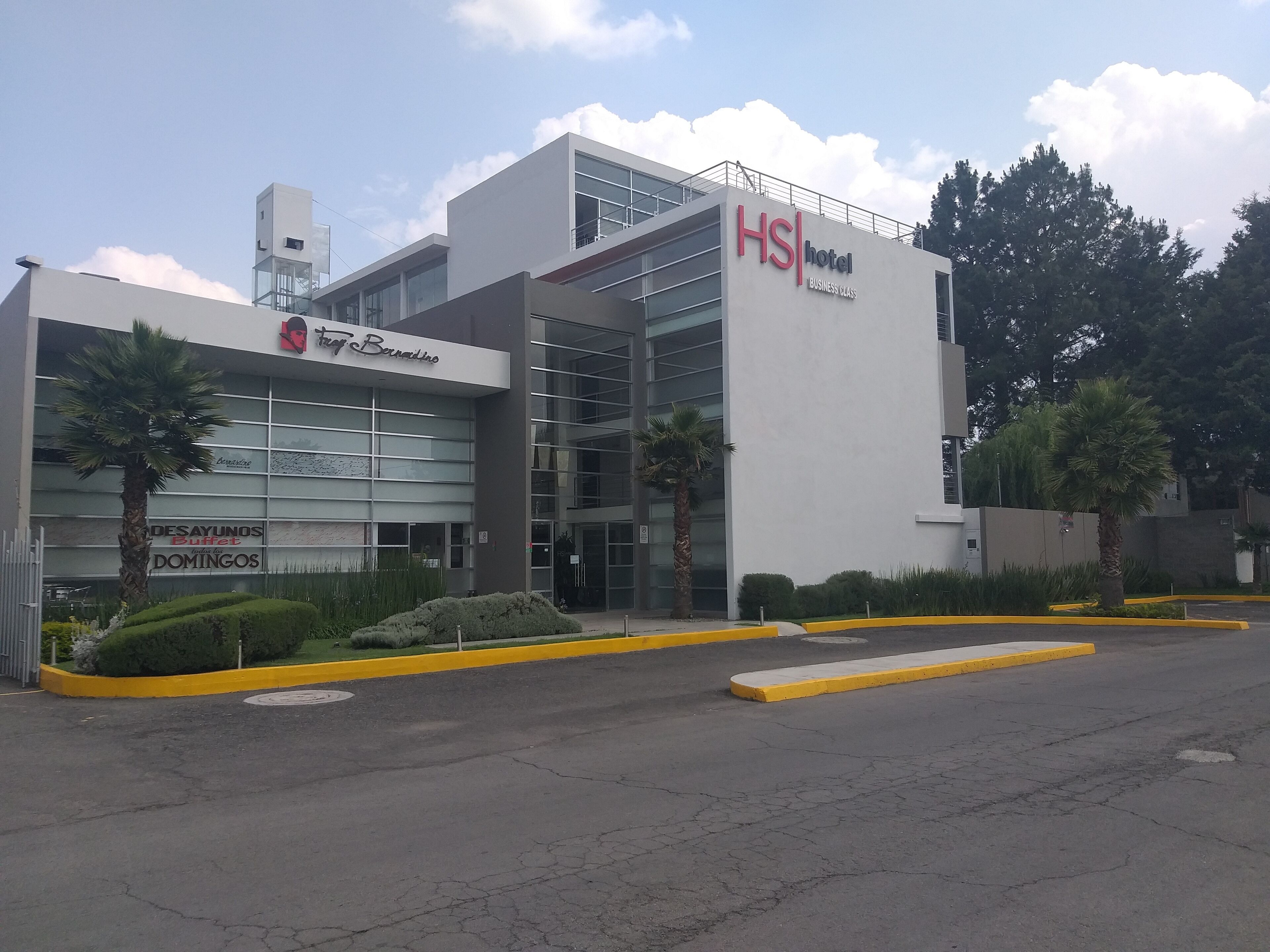 Vista frontal de la propiedad