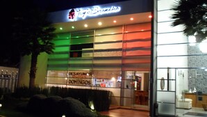 A hotel with a sign reading "Hotel Brindina" and "Desayunos Buffet Domingo". - HS Hotel (Tepeapulco)
