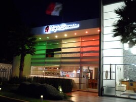 Un hotel con un cartel que dice "Hotel Brindina" y "Desayunos Buffet Domingo".