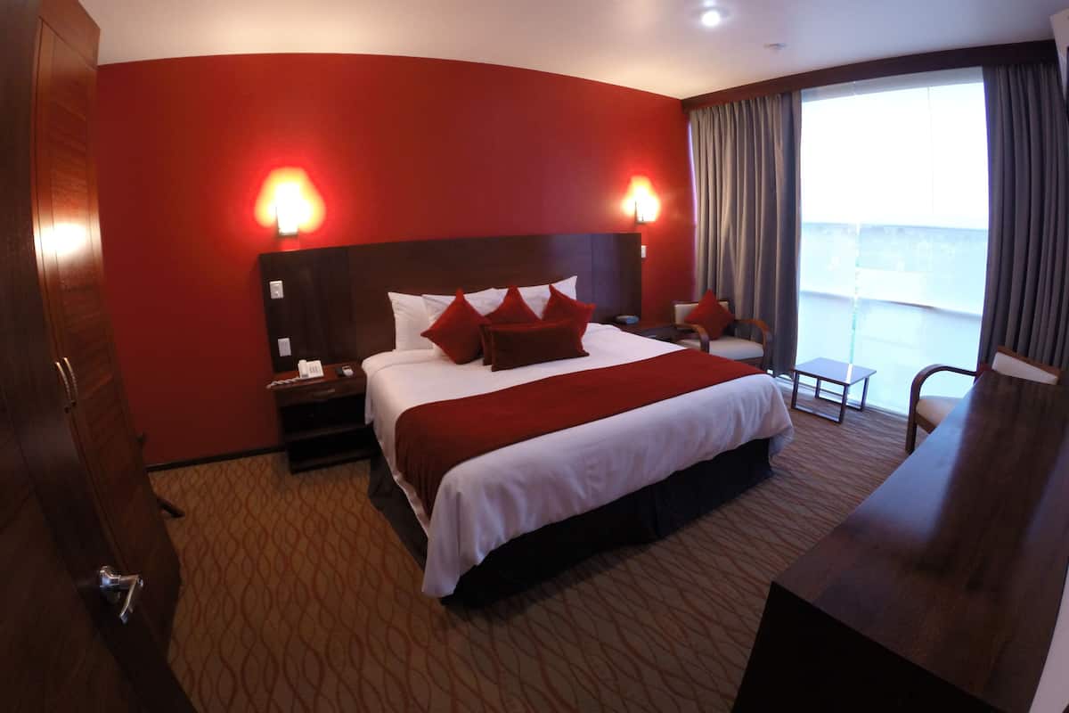 Master Suite | In-room safe, desk, blackout curtains, iron/ironing board