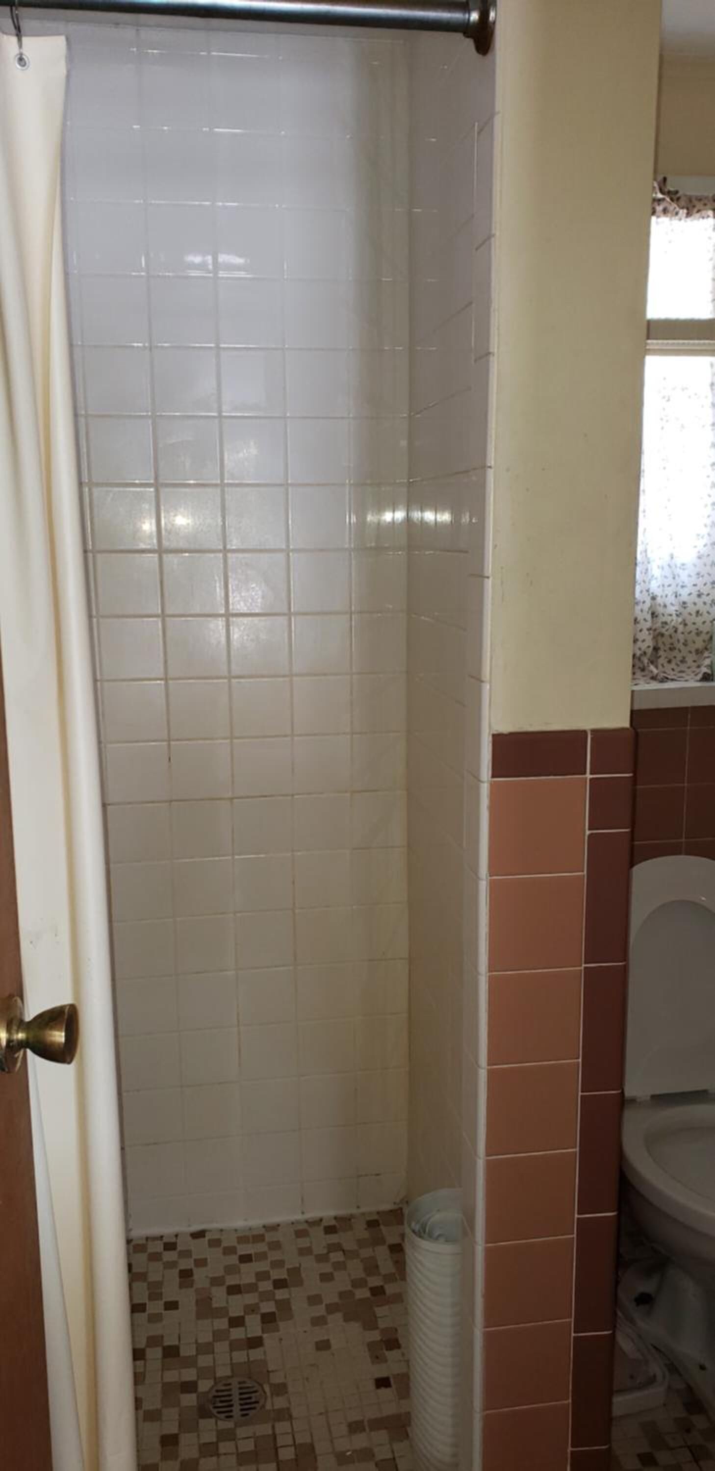 Combined shower/tub, free toiletries