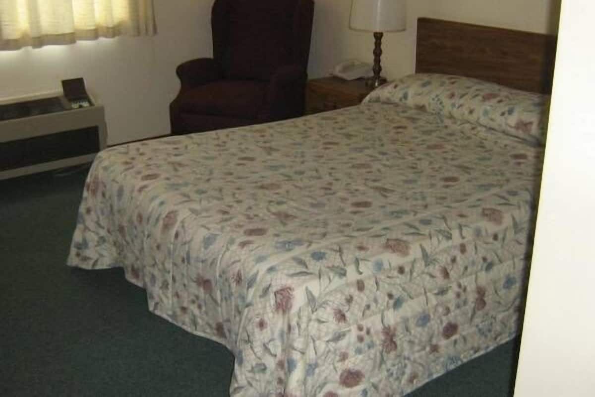 Room, 1 Queen Bed | Soundproofing
