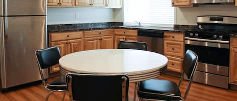 Estudio Deluxe, 2 camas de matrimonio, no fumadores, cocina | Zona de desayunos