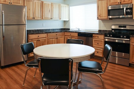 Deluxe Studio, 2 Queen Beds, Non Smoking, Kitchen | Breakfast area