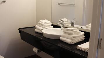 Combined shower/bathtub, towels