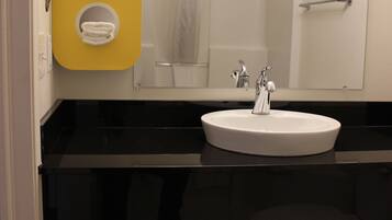 Combined shower/bathtub, towels