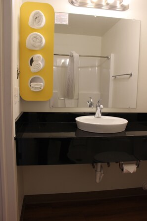 Kombinert dusj/badekar og håndklær