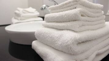 Combined shower/bathtub, towels