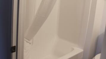 Combined shower/bathtub, towels
