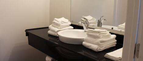 Combined shower/tub, towels