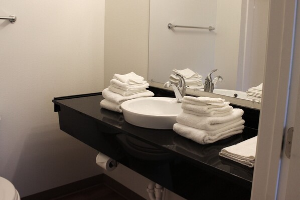 Combined shower/tub, towels