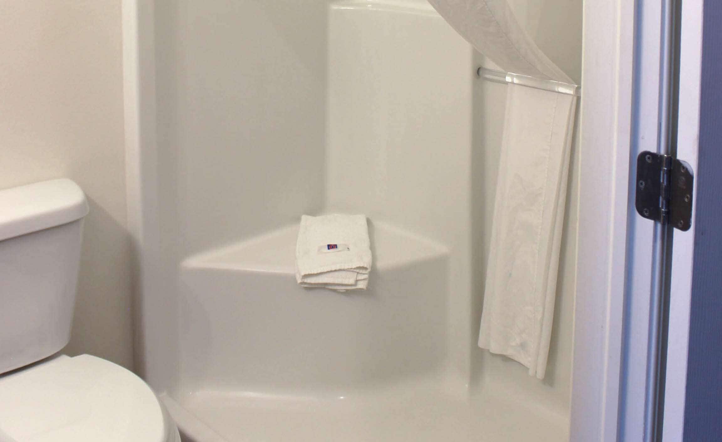 Combined shower/bathtub, towels