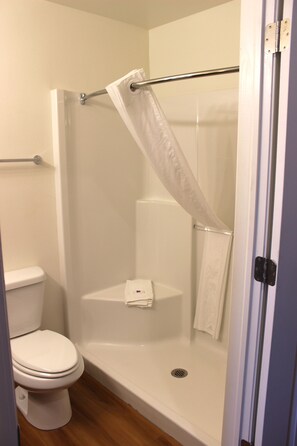 Kombinert dusj/badekar og håndklær