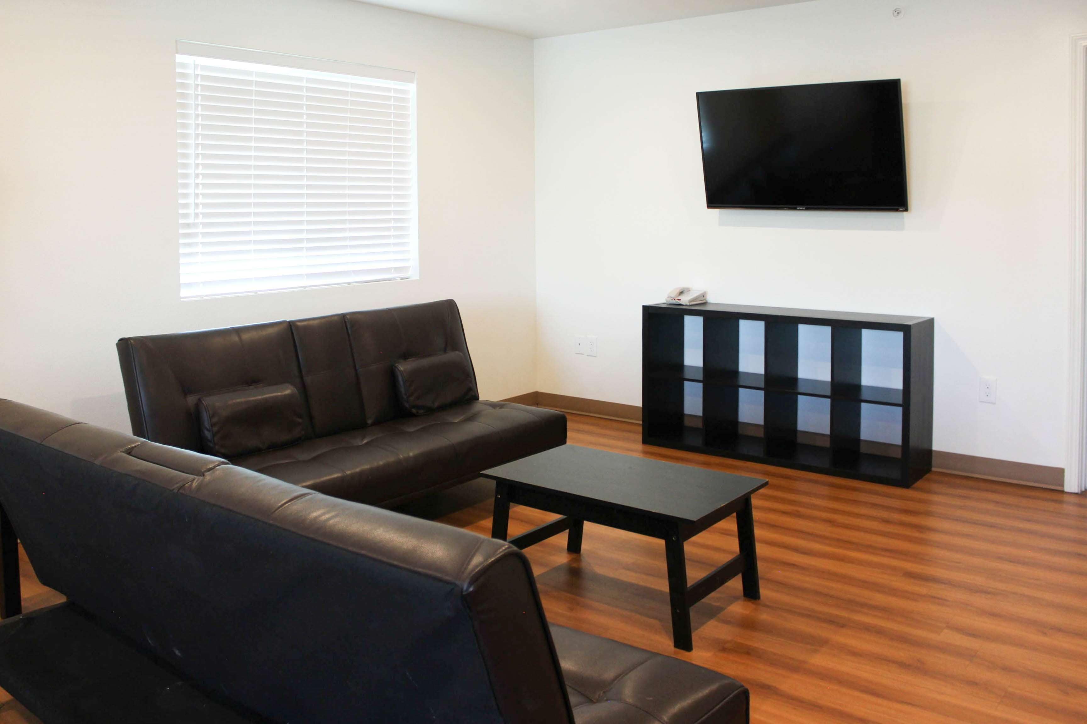 واي فاي مجانًا وملاءات أسرّة