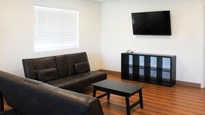 デラックス スタジオ クイーンベッド 2 台 禁煙 キ  ッチン | WiFi (無料)、ベッドシーツ