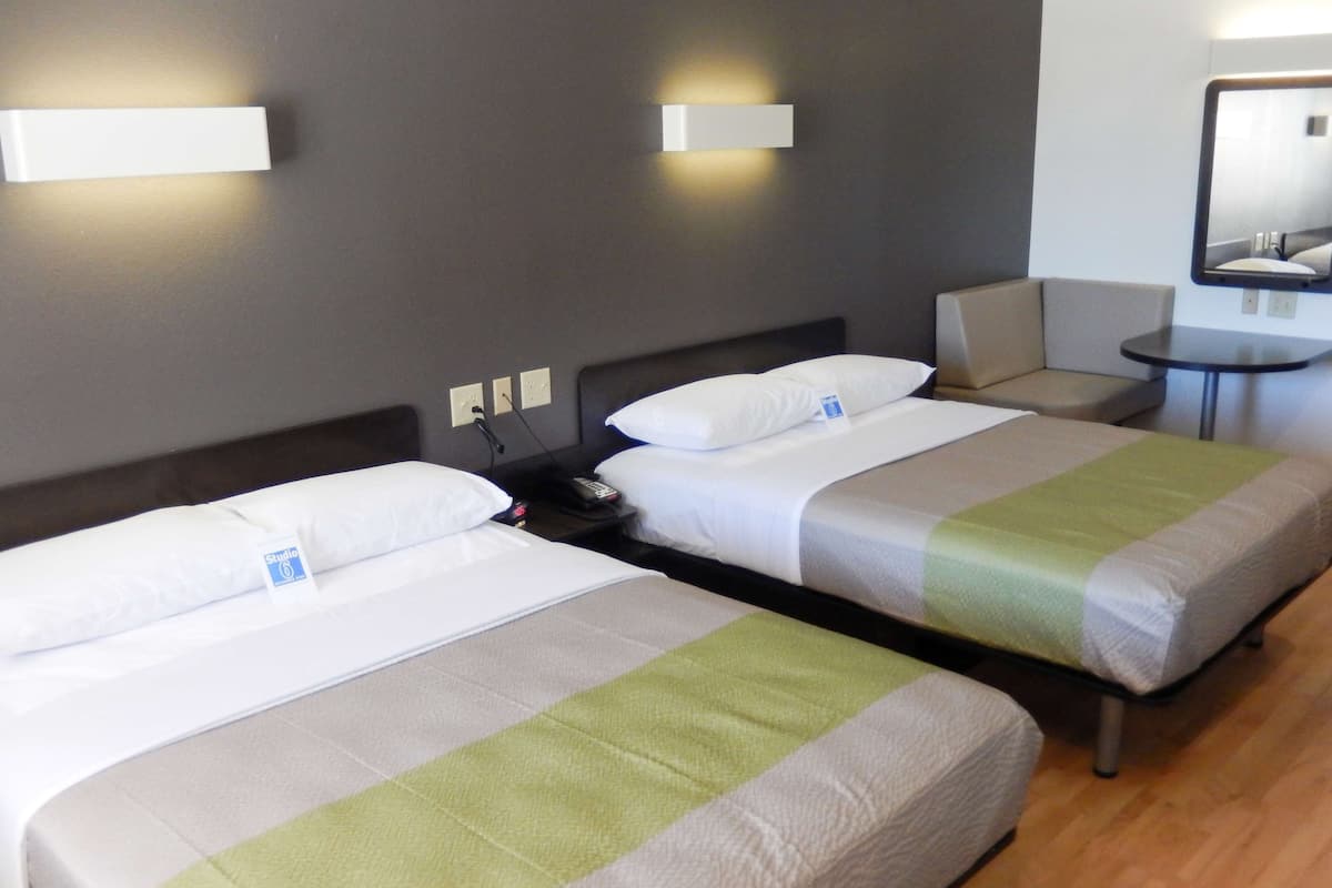 Tabla de planchar con plancha, wifi gratis y ropa de cama