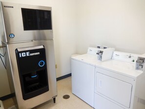 Laundry room - Studio 6 Yukon, OK (Yukon)