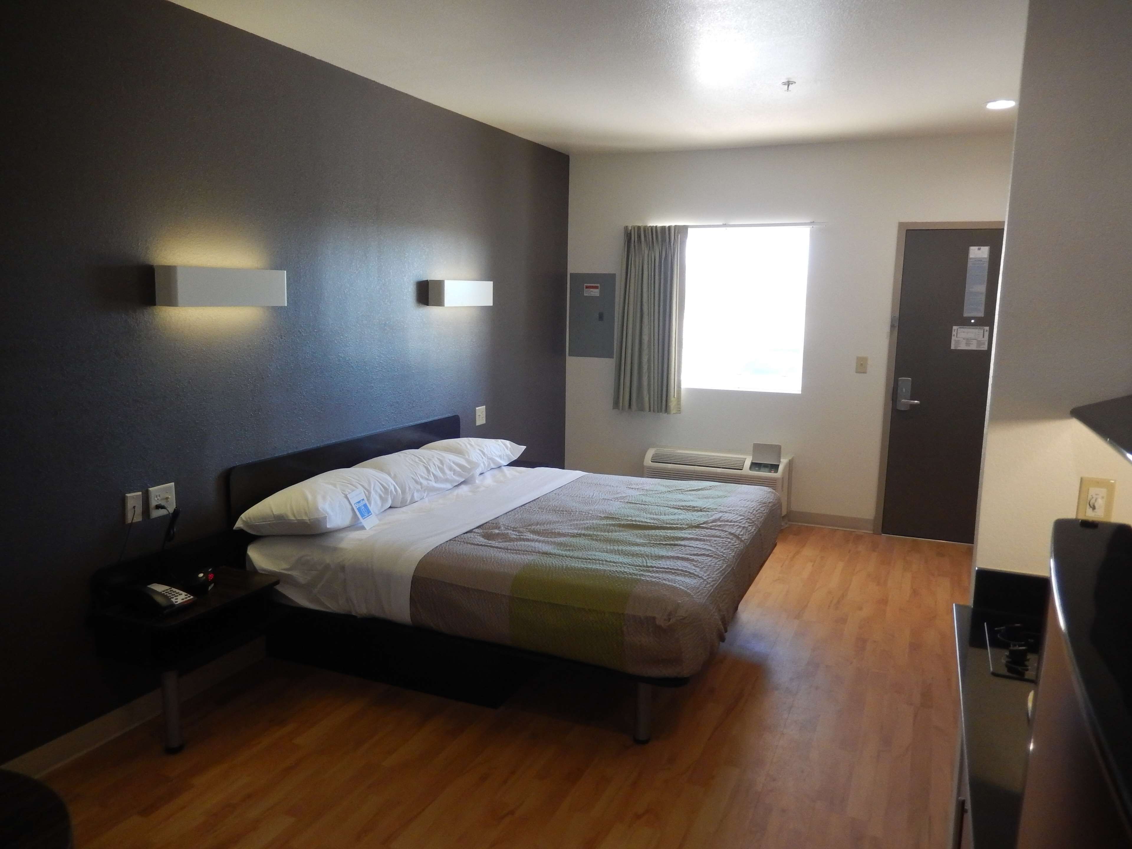 Tabla de planchar con plancha, wifi gratis y ropa de cama 