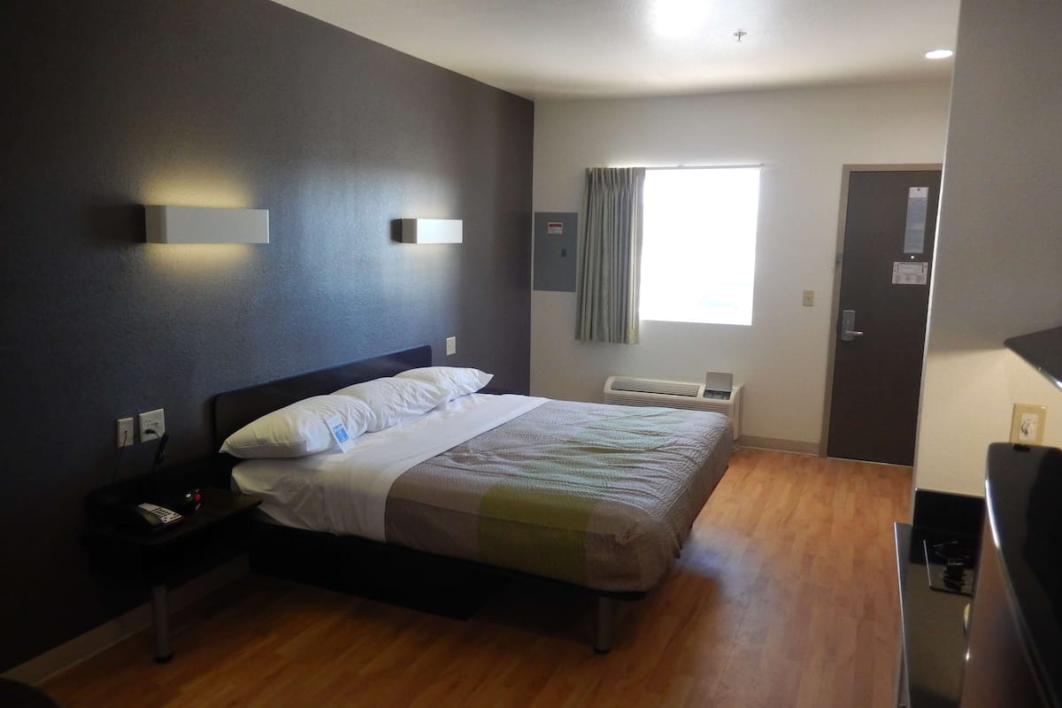 Tabla de planchar con plancha, wifi gratis y ropa de cama