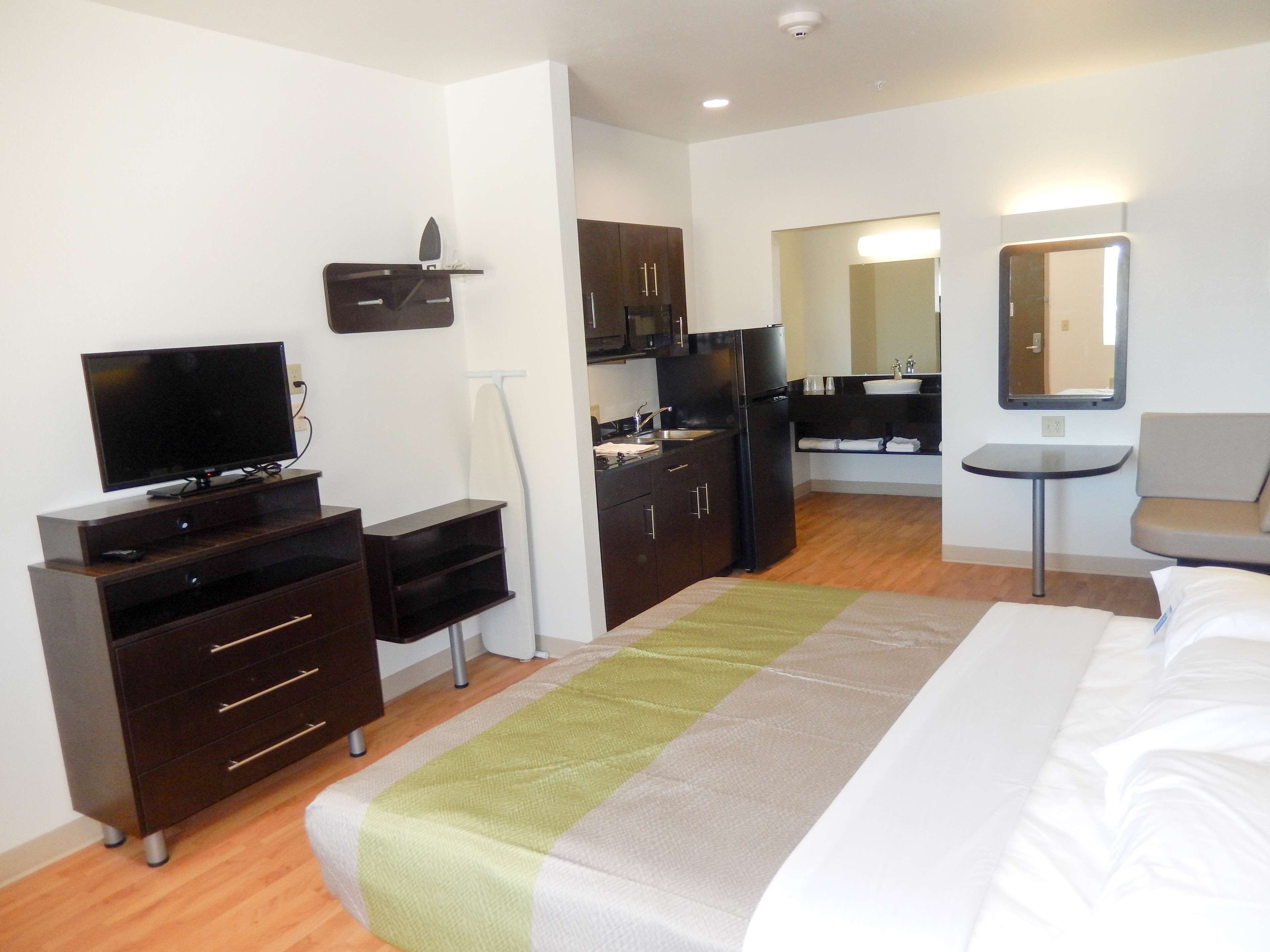 Iron/ironing board, free WiFi, bed sheets